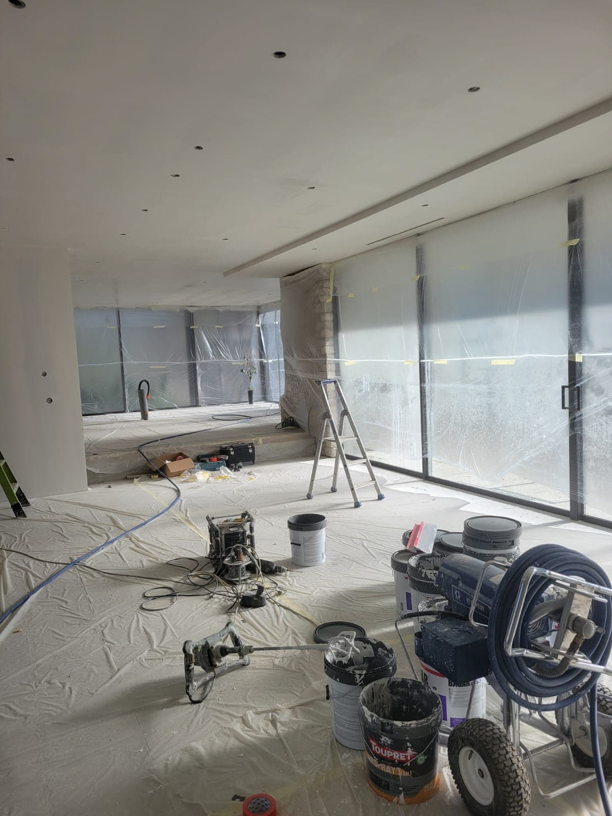 Station de peinture Airless et pots de peinture sur un chantier intérieur Belin Travaux