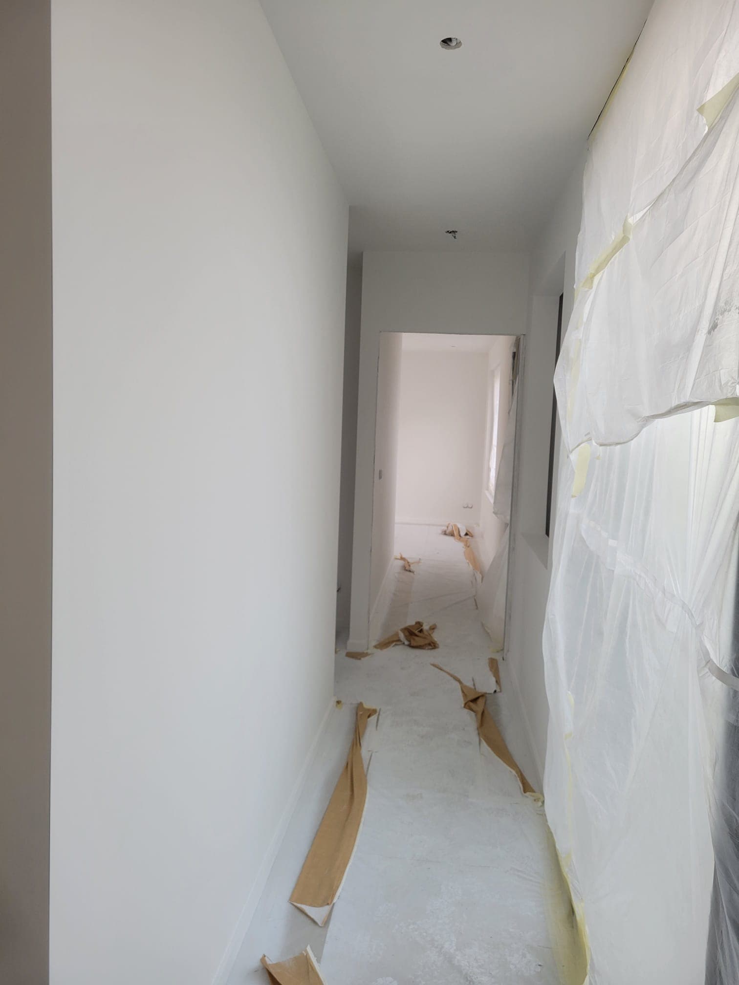 Couloir repeint en blanc, finition lisse réalisée par Belin Travaux