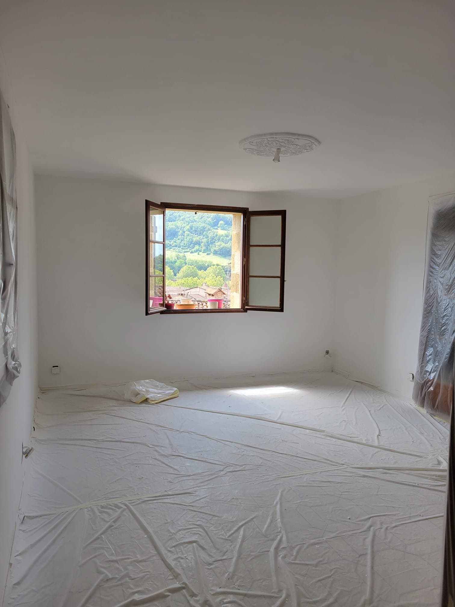 Mur peint en bleu canard sous poutres apparentes, réalisation Belin Travaux