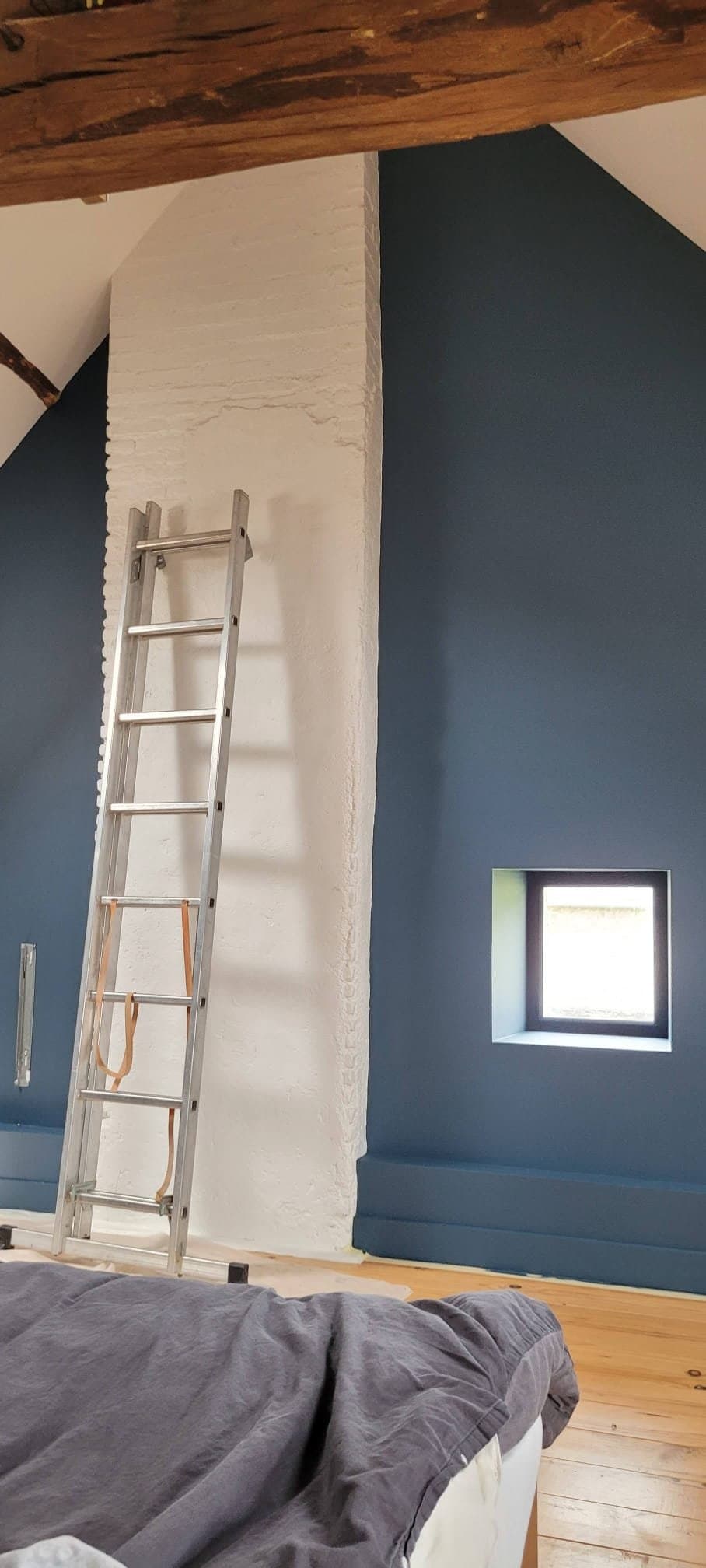 Rénovation d'une pièce en pierre avec fenêtre ancienne, peinture par Belin Travaux