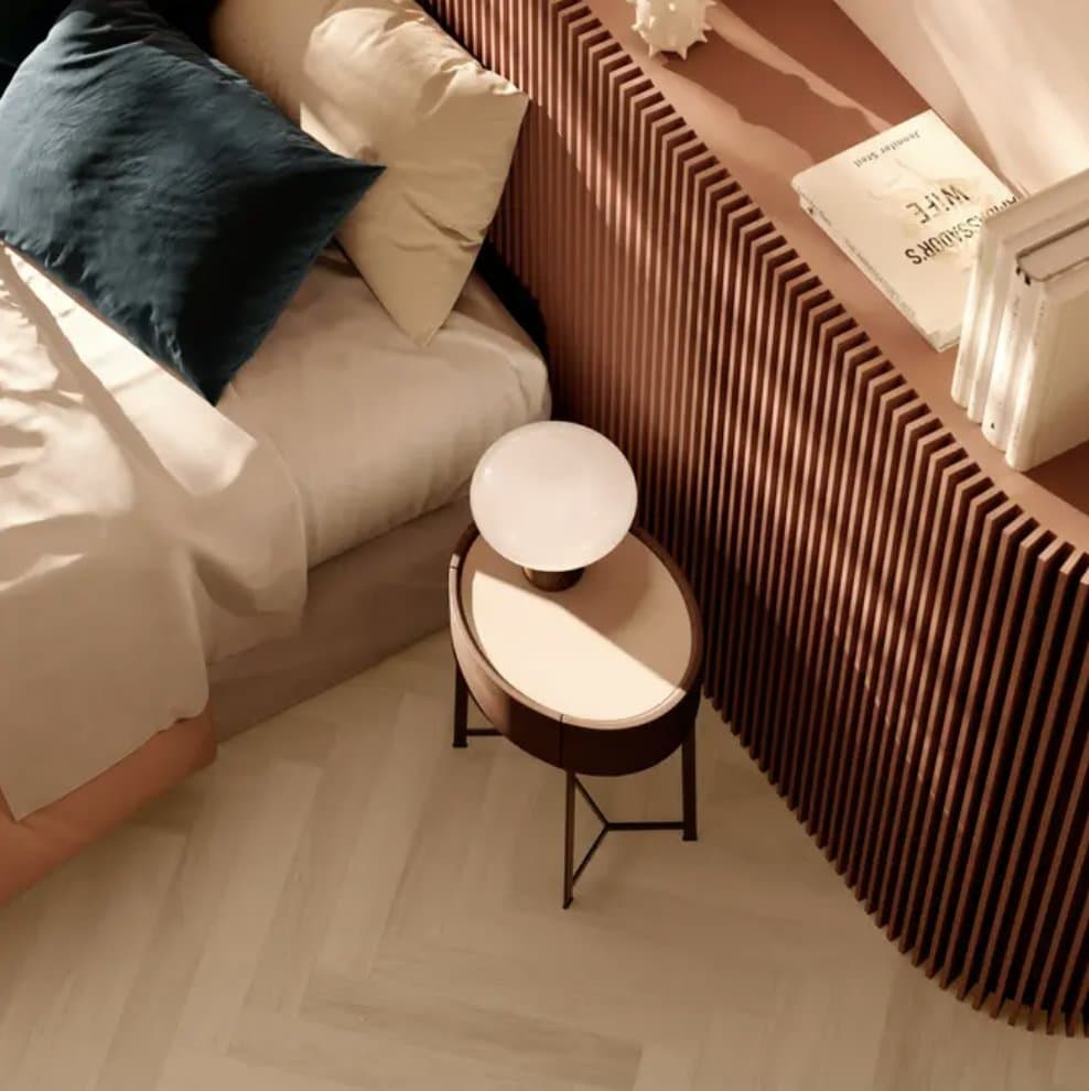 Sol stratifié posé en chevron dans une chambre, vue en plongée, Berry Alloc