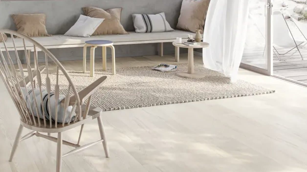 Salon lumineux avec sol stratifié clair et grandes baies vitrées, Berry Alloc