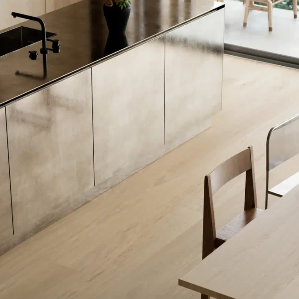 Sol vinyle clair dans une cuisine avec îlot inox, gamme Berry Alloc