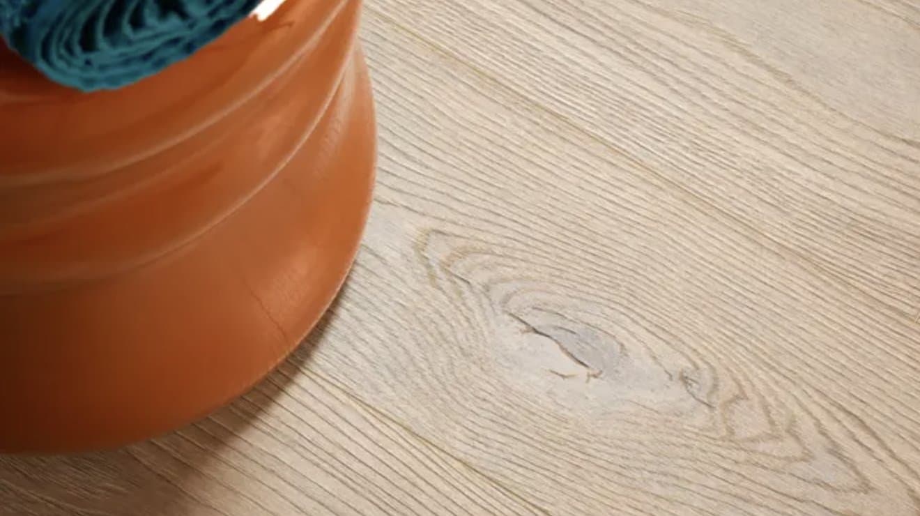 Gros plan sur la texture d'un sol stratifié chêne clair, veinage naturel, Berry Alloc